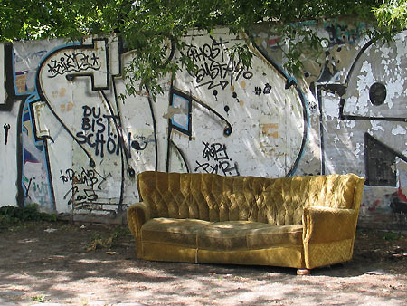 Couch vor Grafitti, Berlin Friedrichshain