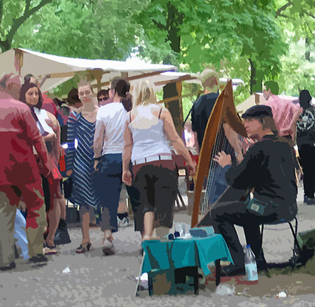 Harfenspieler auf dem Boxhagener Markt, Berlin-Friedrichshain