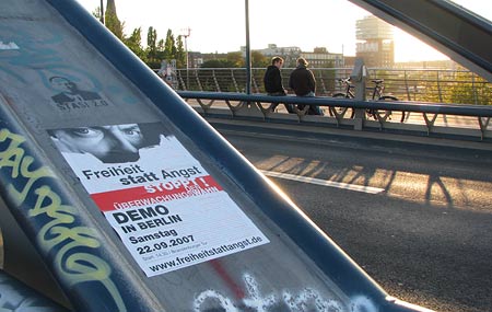Demo-Plakat auf der Modersohnbrücke