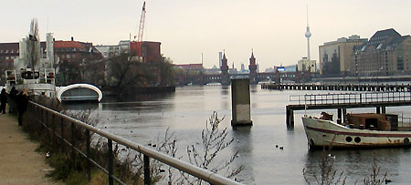 Saunaschiff auf der Spree - ganz links im Bild