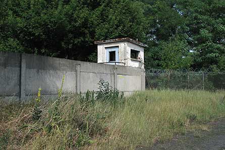 Mauer und Stacheldraht